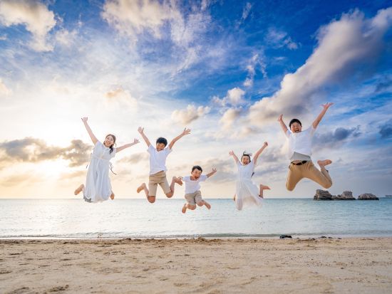 ペイントフォト 今注目のロケーション撮影！専用の絵の具を使用して楽しく撮影◎カップルやご家族連れにオススメ＜約1時間／沖縄本島＞