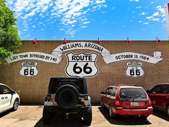 グランドサークル日帰りツアー　グランドキャニオン＆ロウアー・アンテロープ＆ホースシューベンド＆レイクパウエル＆ルート66の町 ＜昼食付き／日本語ガイド＞