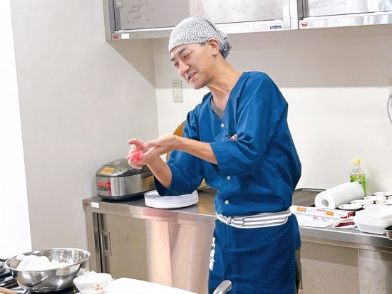 インターナショナル寿司握り体験教室 自分で握ってその場で食べよう！＜3時間／那覇市／食事付＞
