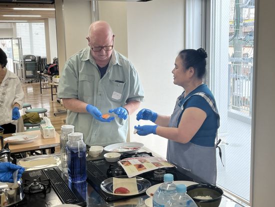 インターナショナル寿司握り体験教室 自分で握ってその場で食べよう！＜3時間／那覇市／食事付＞