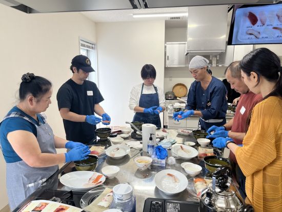 インターナショナル寿司握り体験教室 自分で握ってその場で食べよう！＜3時間／那覇市／食事付＞