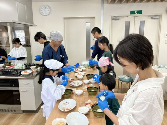 インターナショナル寿司握り体験教室 自分で握ってその場で食べよう！＜3時間／那覇市／食事付＞