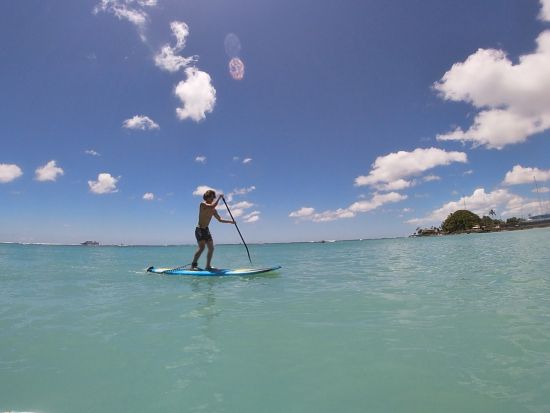 アラモアナビーチ　SUP（スタンドアップパドル）レッスン　最大4名までの少人数制！プライベートレッスンあり＜日本語／ホテル送迎付き＞