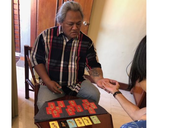 著名なスピリチュアル・ヒーラーのガルン・スワ氏が占う！オーラ診断＆カードリーディング・ライフセラピー＜日本語通訳付／オーラ・チャクラ・クリニックセンター＞