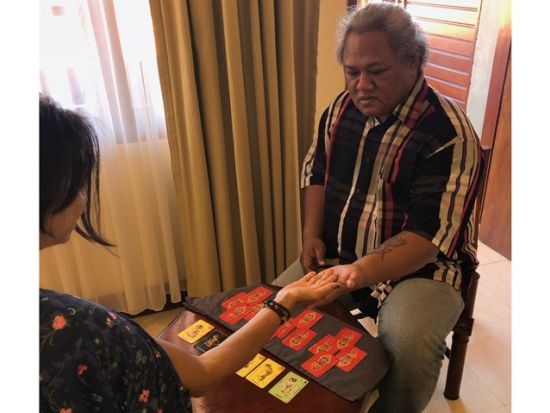 著名なスピリチュアル・ヒーラーのガルン・スワ氏が占う！オーラ診断＆カードリーディング・ライフセラピー＜日本語通訳付／オーラ・チャクラ・クリニックセンター＞