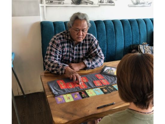 著名なスピリチュアル・ヒーラーのガルン・スワ氏が占う！オーラ診断＆カードリーディング・ライフセラピー＜日本語通訳付／オーラ・チャクラ・クリニックセンター＞