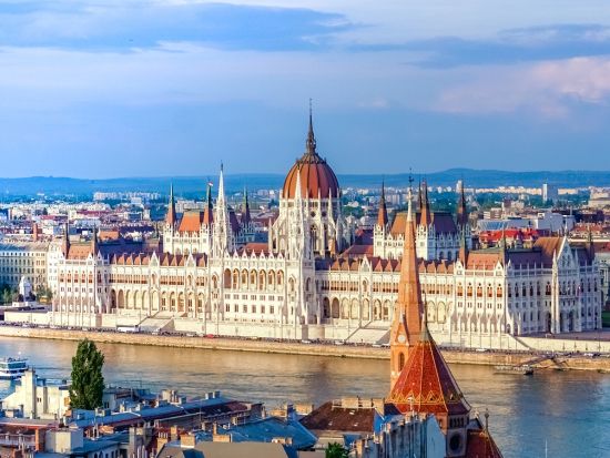 ブラチスラヴァ発ブダペスト着 専用車片道送迎＜日本語ガイド付き or 専用車のみ／ブラチスラヴァ発＞