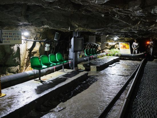 南北境界線（DMZ）ツアー　鉄原（第2トンネル）見学＋ユネスコ世界ジオパーク 漢灘江 『愛の不時着』ロケ地吊り橋も観光＜1日／昼食付／日本語ガイド＞