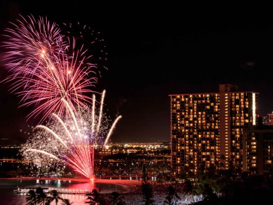 伝統ルアウ＆ハワイアンショー「ワイキキ・スターライト・ルアウ」フラ&ファイヤーダンスの本格ディナーショー　＜ヒルトン・ハワイアン・ビレッジ＞