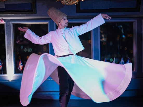 ボスポラス海峡ディナークルーズ　お食事＆エンターテイメントと共に楽しむ夜景クルーズ＜英語／選べる4プラン／送迎付＞*前日まで予約OK