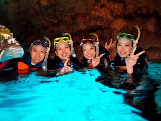 青の洞窟シュノーケリング＋マリンスポーツ4種目 沖縄の海を1日満喫できる贅沢プラン＜1日／10歳以上／恩納村・本部町＞