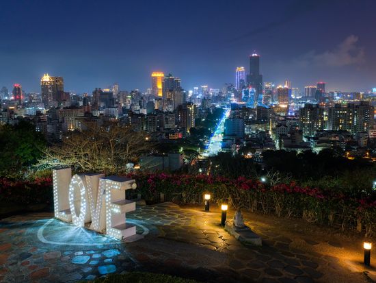 Taiwan_Kaohsiung_寿山情人観景台_pixta_104615165_M