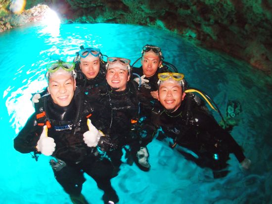 青の洞窟体験ダイビング＋マリンスポーツ4種目 沖縄の海を1日満喫できる贅沢プラン＜1日／10歳以上／恩納村＞