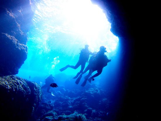 青の洞窟体験ダイビング＋マリンスポーツ4種目 沖縄の海を1日満喫できる贅沢プラン＜1日／10歳以上／恩納村＞