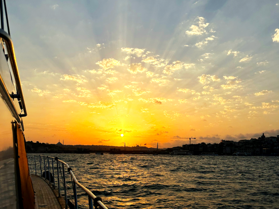 ボスポラス海峡サンセットクルーズ　イスタンブールの夕暮れを海から堪能＜英語／約2時間＞ *前日まで予約OK