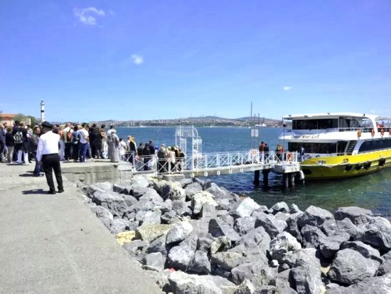 ボスポラス海峡デイクルーズ　海峡大橋＋乙女の塔＋トプカプ宮殿＋アヤソフィア等イスタンブールの名所を海から見学＜英語オーディオガイド／約2時間＞*前日まで予約OK