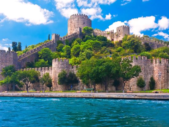 ボスポラス海峡デイクルーズ　海峡大橋＋乙女の塔＋トプカプ宮殿＋アヤソフィア等イスタンブールの名所を海から見学＜英語オーディオガイド／約2時間＞*前日まで予約OK