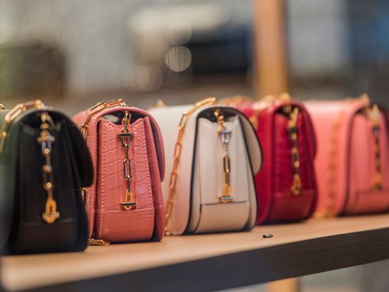 Paris_store_pixta_36774703_M