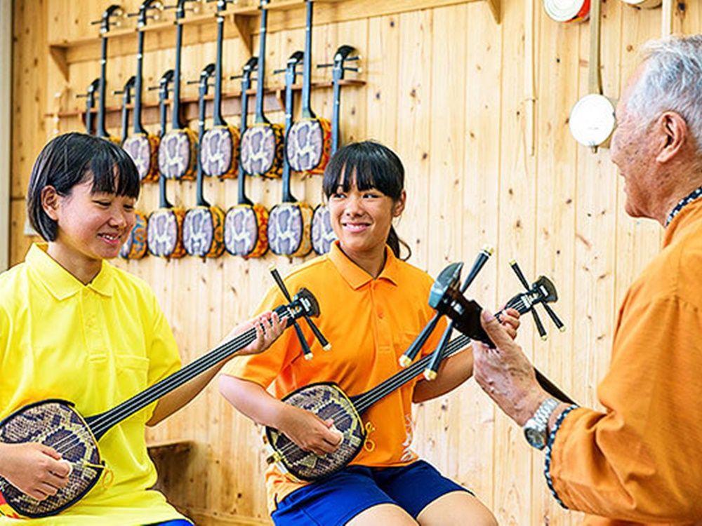 三線教室 琉球の音色を奏でる三線体験 ~沖縄の伝統文化を学ぼう~<9歳~/約50分/本部町>by もとぶ元気村 | 沖縄本島の観光 ...