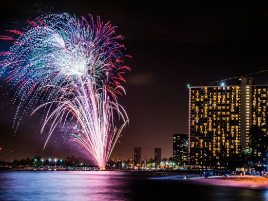 サンセットセーリング　マイタイ・カタマラン号　ビールやシャンパン、カクテルなどオープンバーで飲み放題！金曜日限定の花火観賞プランあり＜シェラトン・ワイキキ発＞