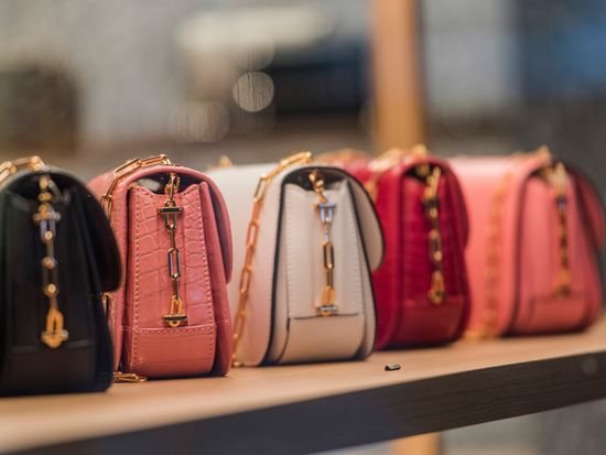 Paris_store_pixta_36774703_M