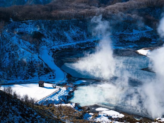 登別 大湯沼 ビューポイントツアー  雪景色の中、原始林を歩き立ち昇る湯気を楽しむ ＜1～3月／小学生以上参加OK／登別adex base集合＞