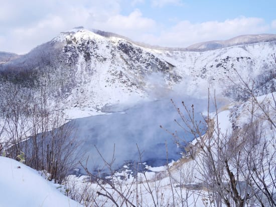 登別 大湯沼 ビューポイントツアー  雪景色の中、原始林を歩き立ち昇る湯気を楽しむ ＜1～3月／小学生以上参加OK／登別adex base集合＞