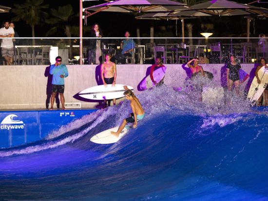 人気リゾート施設「ワイカイ」　サーフィン体験 ＜初級～／日本語スタッフ＞