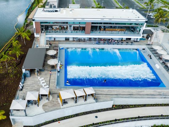 人気リゾート施設「ワイカイ」　サーフィン体験 ＜初級～／日本語スタッフ＞