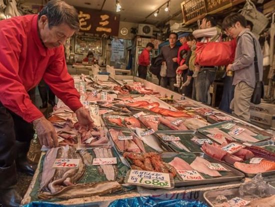 Tsukiji_Market-8-560x460