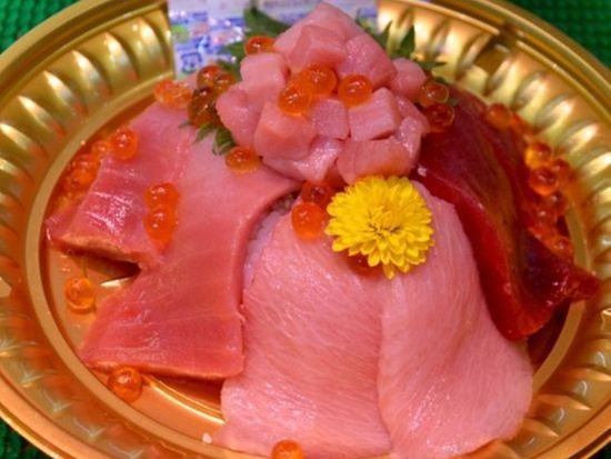 Tsukiji_Sashimi-2-560x460