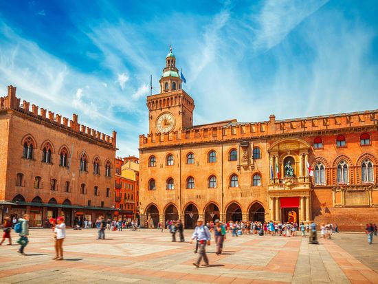 Bologna_Piazza Maggiore_shutterstock_487645165