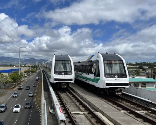オアフ島西海岸観光ツアー　ホノルル鉄道「Skyline」＋コオリナ散策　絶景ピンクピルボックスまたはオーシャンフロントレストランから選べる＜1日／日本語ガイド＞