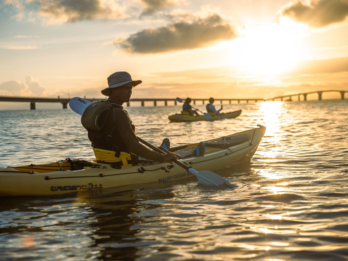 サンセットカヤックツアー 綺麗な海に反射する夕陽を海の上から眺め