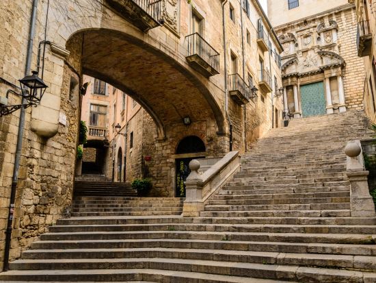 ダリ劇場美術館をじっくり見学 フィゲラス1日ツアー ダリゆかりのレストランでの昼食付き ベサルー立ち寄り＆ジローナ観光付きプランあり＜日本語ガイド／少人数制＞