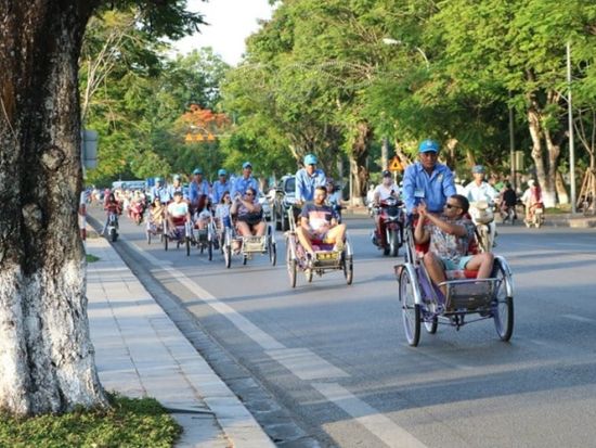 ハノイ市内観光＆シクロ乗車体験ツアー　ドゥンラム村訪問＆ミシュランガイド掲載「SENTE」レストランディナー付きプランあり＜昼食付き／日本語ガイド＞