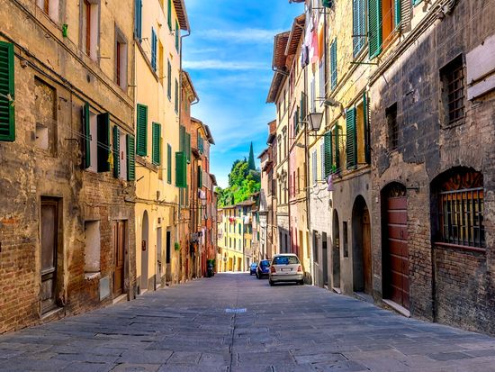 Siena_Medieval_Narrow_Street_shutterstock519871636