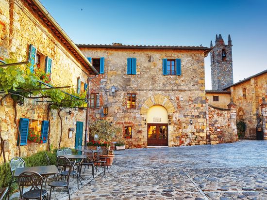 Italy_Tuscany_Monteriggioni_shutterstock_498152464
