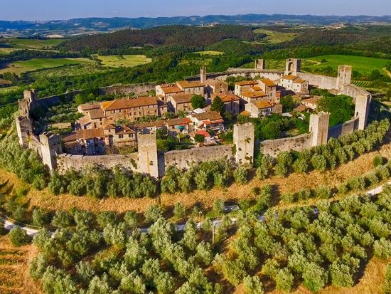 Italy_Monteriggioni_shutterstock_1037448097