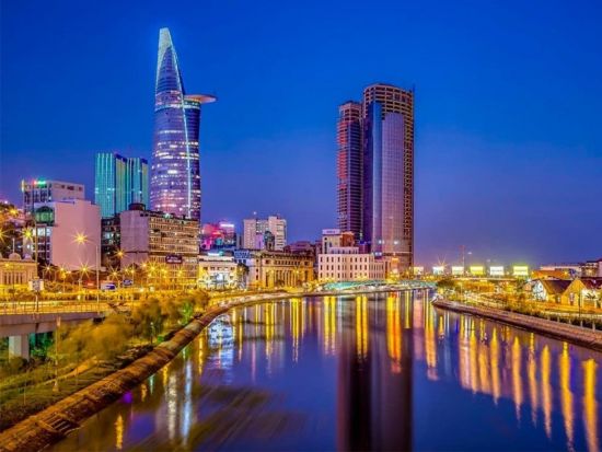 ホーチミン市内観光ナイトツアー　2階建て遊覧船でサイゴン川クルーズを楽しむ！プロパガンダ・ベトナミーズ・ビストロでの夕食付きプランあり＜日本語ガイド＞