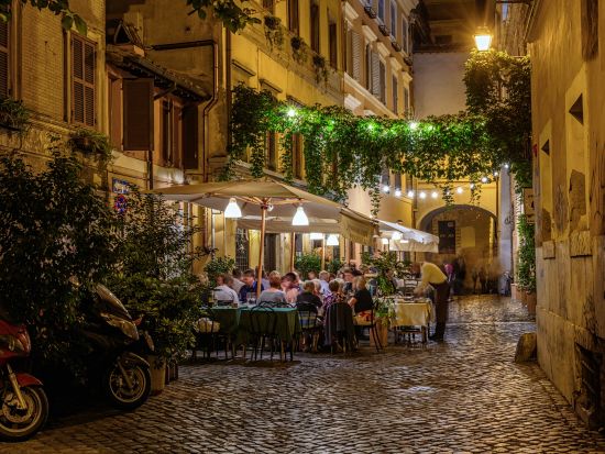 ローマの下町『トラステヴェレ地区』ナイトツアー！B級グルメ2品付き＜貸切／日本語アシスタント／ローマ発＞by Mybus