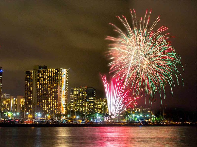 Fireworks_FridayNight_Waikiki_Oahu_Hawaii_jpg