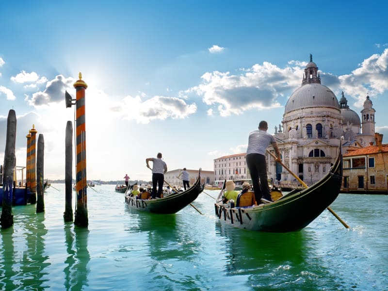 Italy_Venice_Gondola_AdobeStock_164492835