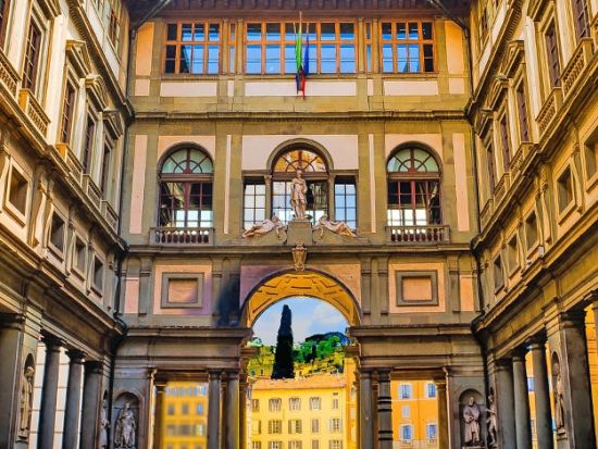 【ヴァザーリの回廊プラン有】ウフィツィ美術館入場＆フィレンツェ観光＜日本語公認ガイド／午前または午後／貸切／フィレンツェ発＞by Mybus