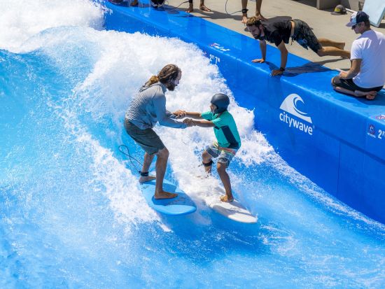 人気リゾート施設「ワイカイ」　サーフィン体験 ＜初級～／日本語スタッフ＞