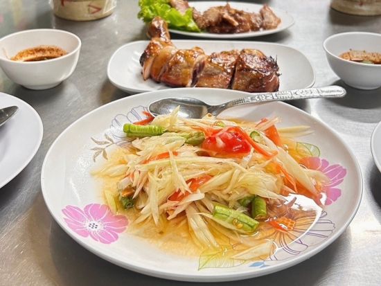 トゥクトゥクで巡るバンコク食べ歩きナイトツアー　レストランやバーを巡り7品のタイ料理を堪能 ＜英語ガイド＞