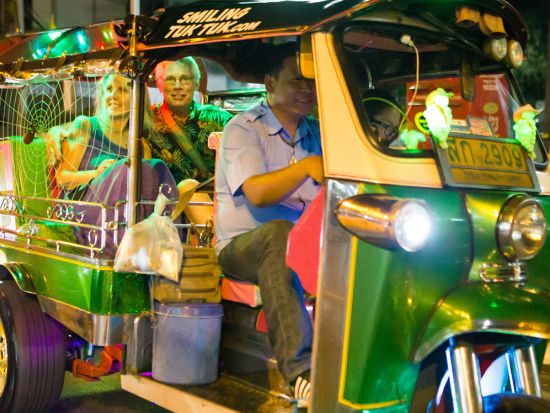 トゥクトゥクで巡るバンコク食べ歩きナイトツアー　レストランやバーを巡り7品のタイ料理を堪能 ＜英語ガイド＞