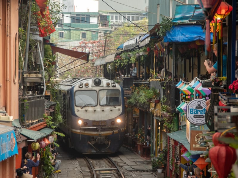 Vietnam_Hanoi_trainstreet_pixta_101127613_M