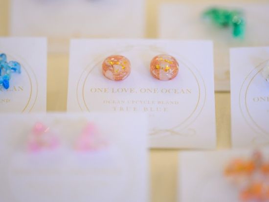 海洋プラスチック・アクセサリー作り 海のゴミが可愛く素敵なアクセサリーに大変身！雨の日にもオススメ◎＜約2時間／古宇利島＞