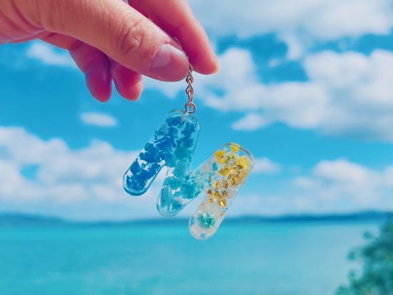 海洋プラスチック・キーホルダー作り 絶景のロケーションでアート体験を楽しもう 雨の日にもオススメ◎＜約2時間／古宇利島＞